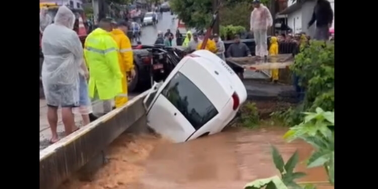 [Vídeo] Homem morre após ter veículo arrastado durante fortes chuvas em SC