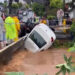 [Vídeo] Homem morre após ter veículo arrastado durante fortes chuvas em SC
