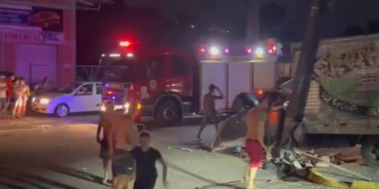 [Vídeo] Caminhão perde freio e motorista joga veículo contra poste em Jaraguá do Sul