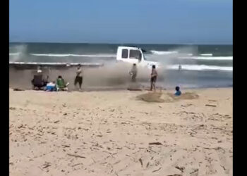 [Vídeo] Câmera flagra acidente entre dois carros em Jaraguá