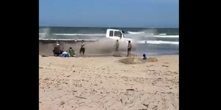 [Vídeo] Câmera flagra acidente entre dois carros em Jaraguá
