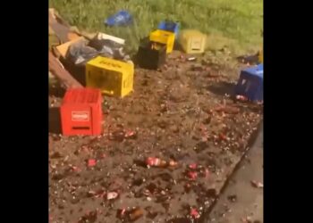 [Vídeo] Garrafas de cerveja caem de caminhão na BR-470, em SC