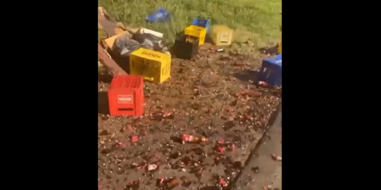 [Vídeo] Garrafas de cerveja caem de caminhão na BR-470, em SC