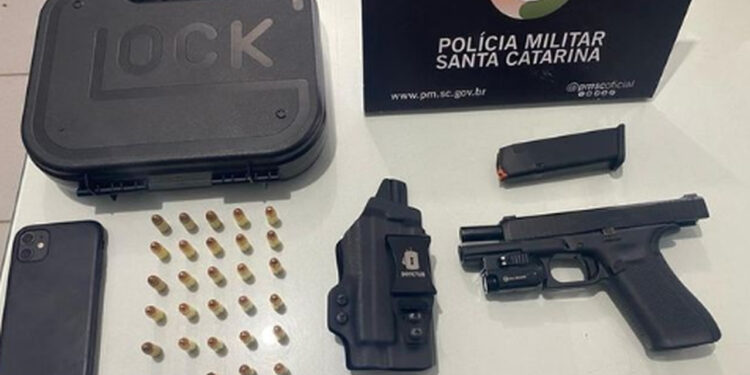 Vistoria veicular termina com arma apontada para comerciante em Jaraguá do Sul