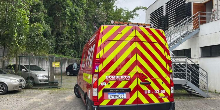 Homem fica ferido após sofrer queda de quatro metros de altura em Jaraguá do Sul