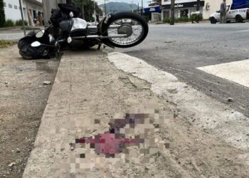 Motociclista cai e atinge idosa que atravessava faixa de pedestre em Jaraguá do Sul