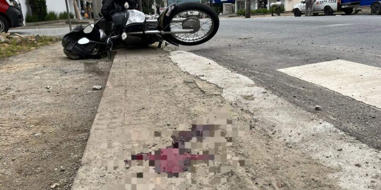 Motociclista cai e atinge idosa que atravessava faixa de pedestre em Jaraguá do Sul