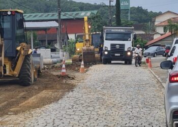 Obra no bairro Guamiranga, em Guaramirim, gera lentidão no trânsito