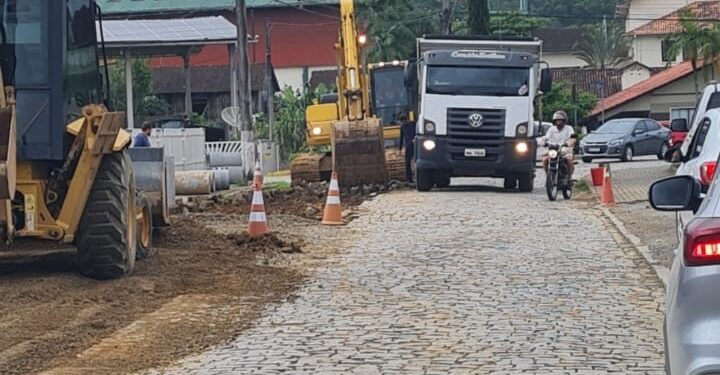 Obra no bairro Guamiranga, em Guaramirim, gera lentidão no trânsito