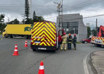 [Fotos] Carro roda na pista após colisão na BR-280 em Jaraguá do Sul