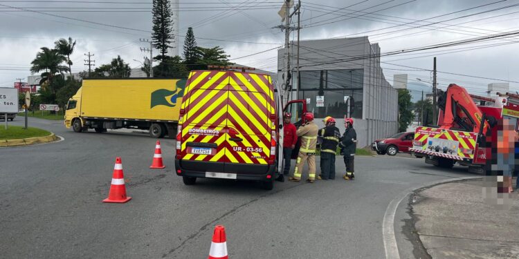 [Fotos] Carro roda na pista após colisão na BR-280 em Jaraguá do Sul