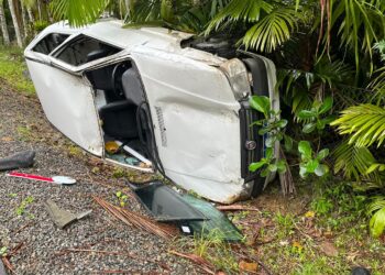 [Fotos] Duas pessoas ficam feridas após carro capotar em Jaraguá do Sul