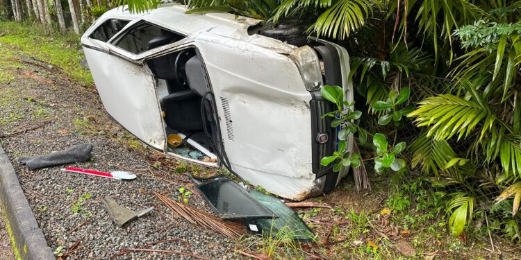 [Fotos] Duas pessoas ficam feridas após carro capotar em Jaraguá do Sul