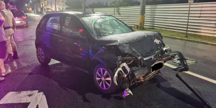 Carros colidem em cruzamento de Jaraguá do Sul