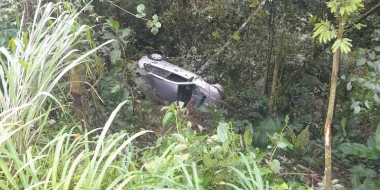 Carro com casal e criança sai de pista e cai em barranco em Jaraguá do Sul