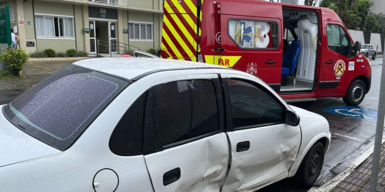 [Vídeo] Idosa fica ferida após acidente em cruzamento no Centro de Jaraguá