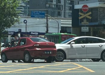 Batida entre dois carros é registrada no Centro de Jaraguá do Sul
