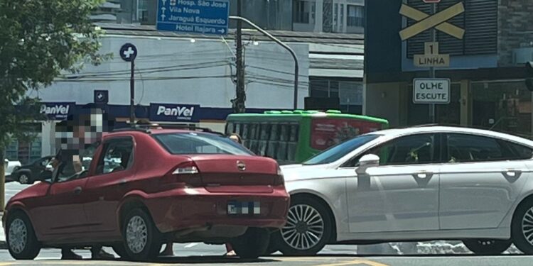 Batida entre dois carros é registrada no Centro de Jaraguá do Sul