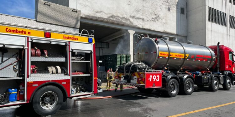 [Vídeo] Incêndio atinge caçamba de lixo do Shopping de Jaraguá do Sul