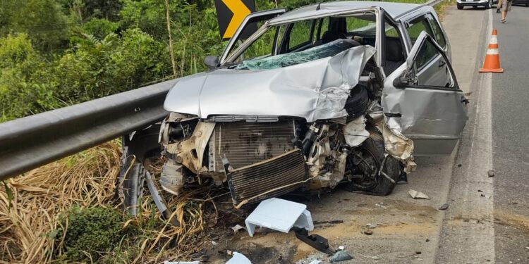 Motorista fica preso às ferragens após colisão na SC-108, em Massaranduba