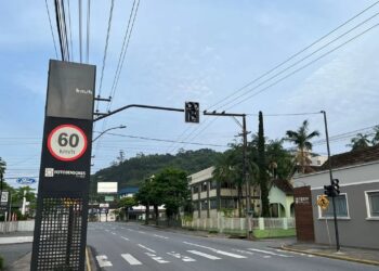 Novo semáforo da Avenida Waldemar Grubba, em Jaraguá, começa a funcionar nesta quinta (21)