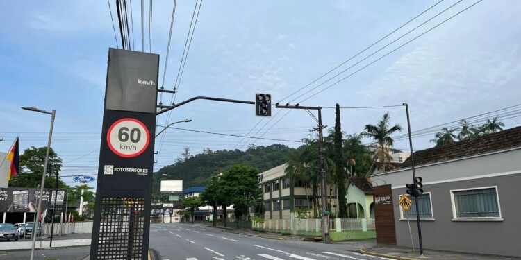 Novo semáforo da Avenida Waldemar Grubba, em Jaraguá, começa a funcionar nesta quinta (21)