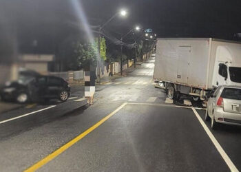 Homem é socorrido após acidente entre carro e caminhão em Jaraguá do Sul