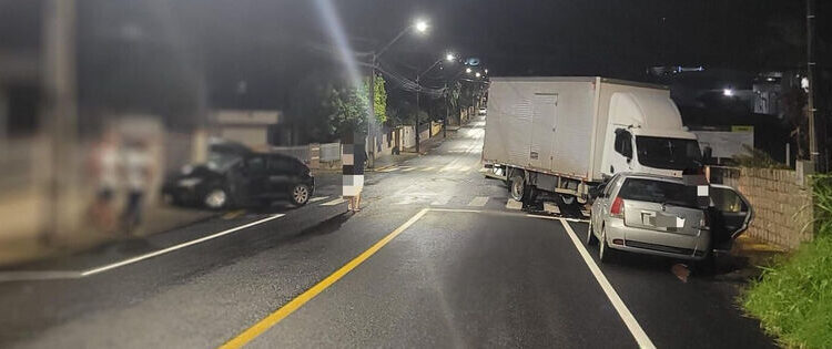 Homem é socorrido após acidente entre carro e caminhão em Jaraguá do Sul
