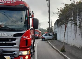 Idoso fica ferido após colidir com carro contra poste em Jaraguá do Sul