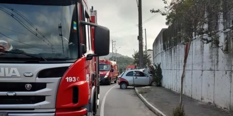 Idoso fica ferido após colidir com carro contra poste em Jaraguá do Sul