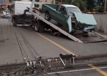 [Fotos] Carro bate em poste e motorista é preso por embriaguez em Jaraguá do Sul