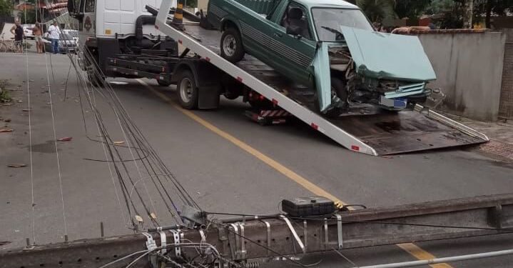 [Fotos] Carro bate em poste e motorista é preso por embriaguez em Jaraguá do Sul