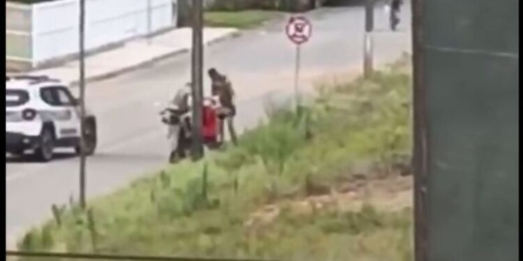 [Vídeo] Homem é preso por racismo contra policial em Guaramirim