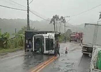 [Vídeo] Caminhão tomba e deixa SC-108 parcialmente interditada, em Guaramirim