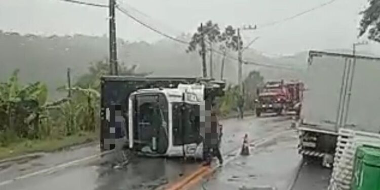 [Vídeo] Caminhão tomba e deixa SC-108 parcialmente interditada, em Guaramirim