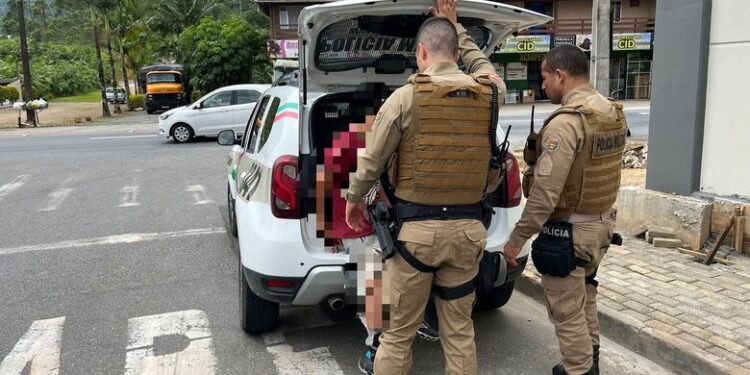 Jovem que atropelou idosa na faixa de pedestre é preso por racha em Jaraguá