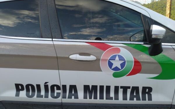 Homem é preso acusado de passar a mão nas partes intimas da enteada em Jaraguá do Sul