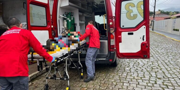 Homem cai de escada e bate cabeça em Jaraguá do Sul