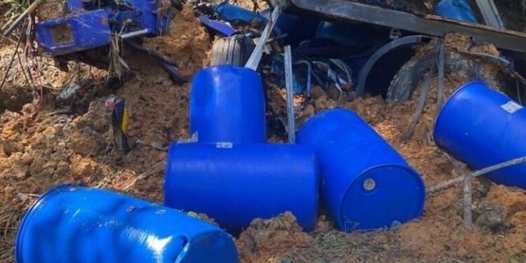 Serra Dona Francisca é interditada após acidente com caminhão carregado de produto químico