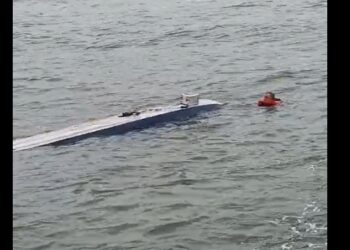 [Vídeo] Barco com quatro pessoas a bordo vira no Litoral Norte de SC