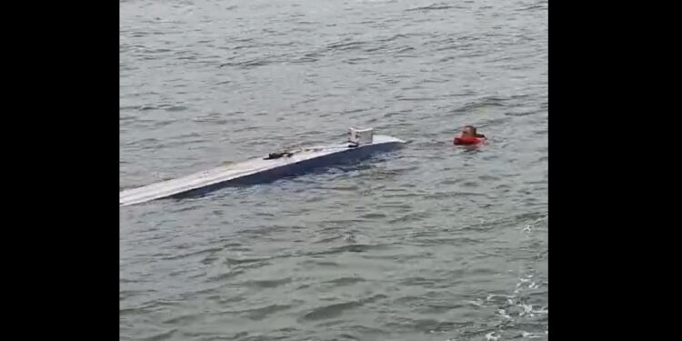 [Vídeo] Barco com quatro pessoas a bordo vira no Litoral Norte de SC