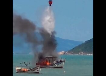 Vídeo mostra helicóptero dos Bombeiros apagando incêndio em barco, em Florianópolis