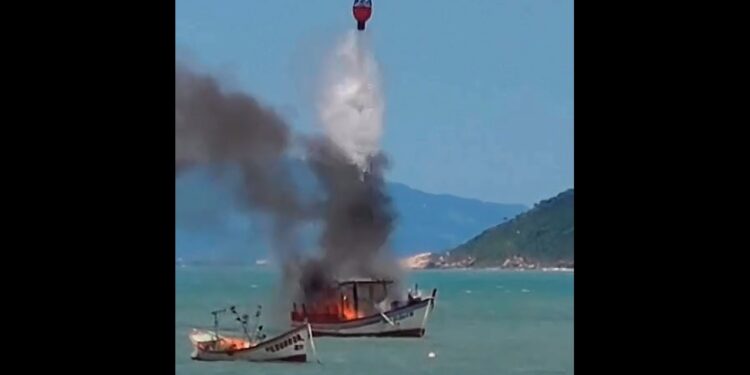 Vídeo mostra helicóptero dos Bombeiros apagando incêndio em barco, em Florianópolis