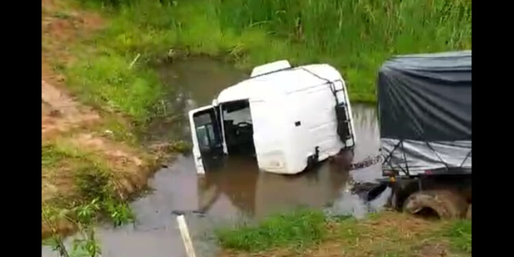 [BR-280] Caminhoneiro fica ferido após carreta sair da pista em Guaramirim