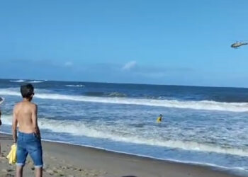 [Vídeo] Homem é arrastado pelo mar, se afoga e morre em Barra Velha