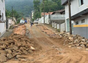 Equipes trabalham na recuperação das áreas atingidas pela chuva em Jaraguá do Sul