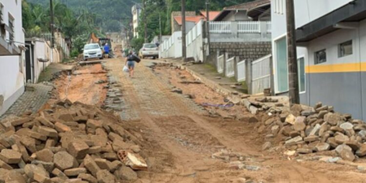 Equipes trabalham na recuperação das áreas atingidas pela chuva em Jaraguá do Sul