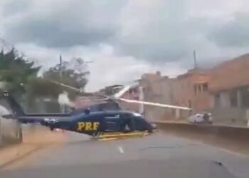 [Vídeo] Helicóptero da PRF cai em avenida durante operação de resgate em MG