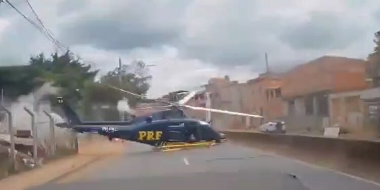 [Vídeo] Helicóptero da PRF cai em avenida durante operação de resgate em MG