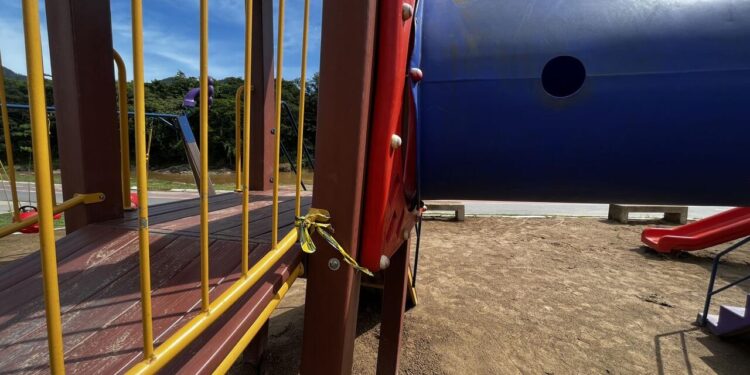 Brinquedo danificado no Parque Linear Via Verde passará por manutenção